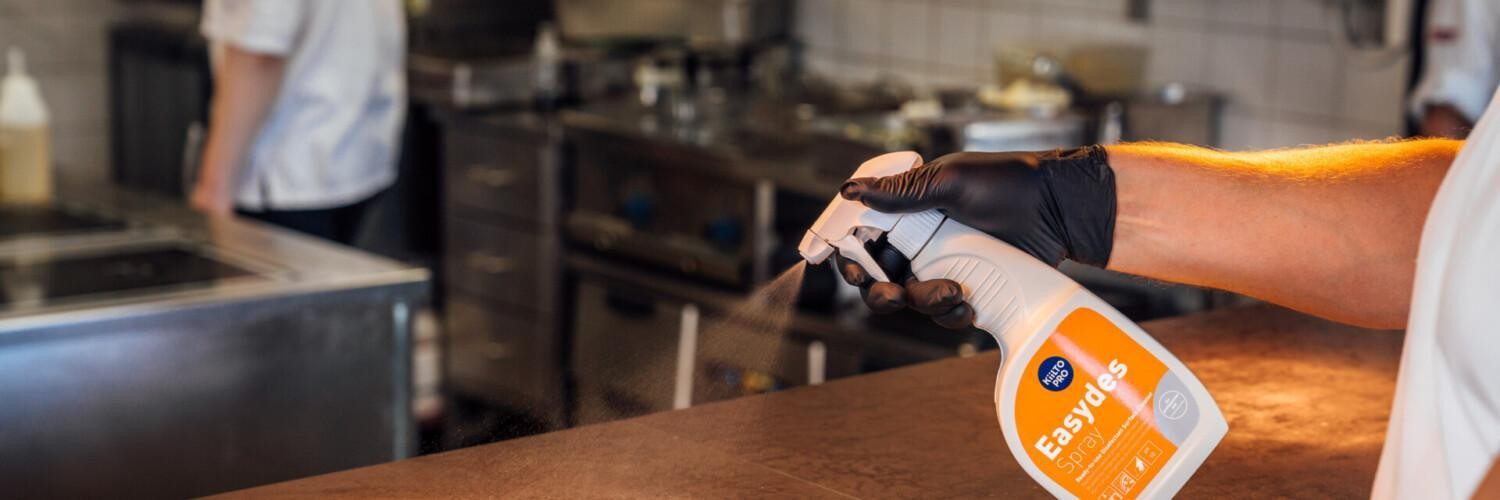 Kiilto Pro Easydes Spray används för ytdesinfektion i restaurangkök